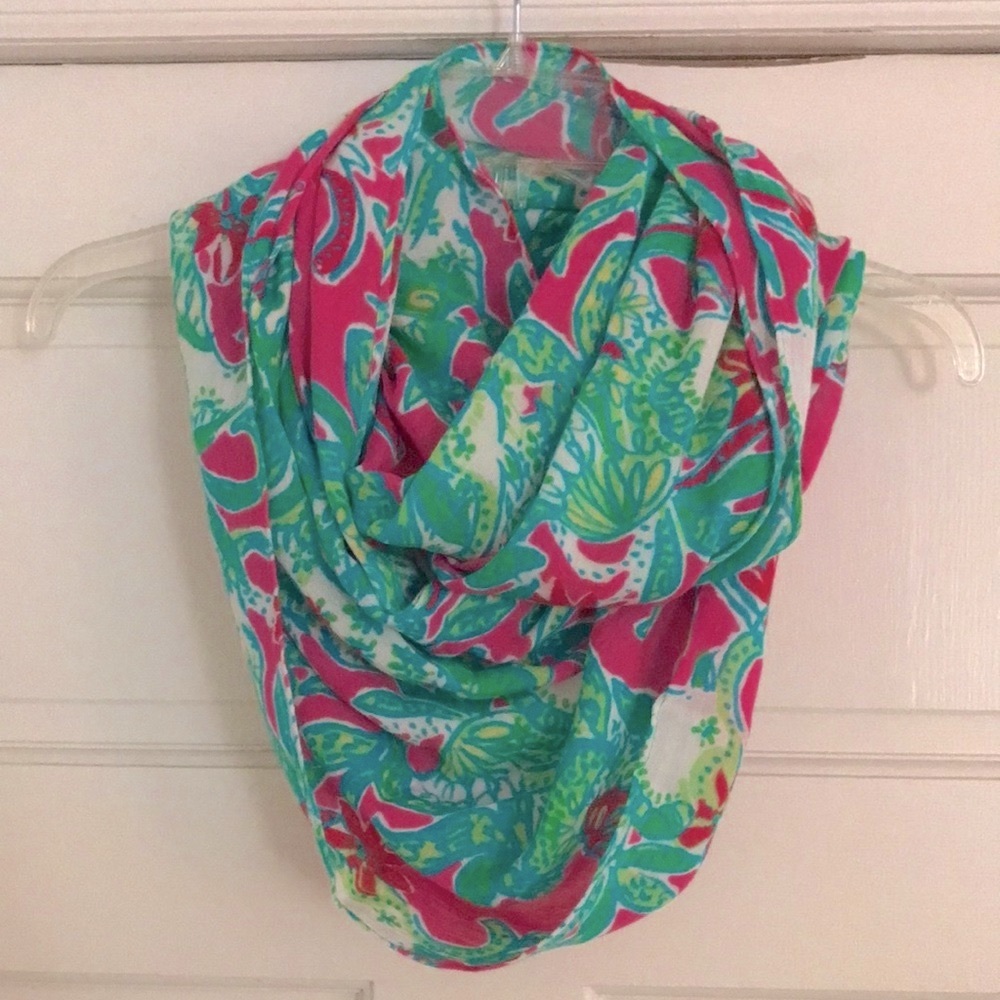 LILLY PULITZER Riley Infinity Loop Scarf in Capri Pink Trunk Show Pattern